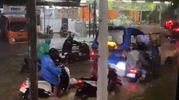 Banjir Kebon Jeruk Jakarta Barat Pagi Ini: Lalu Lintas Macet, Motor Mogok!