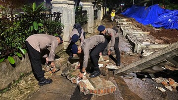 Brimob Polda Metro Jaya Bersihkan Longsor di TPU Jeruk Purut, Akses Jalan Kembali Normal