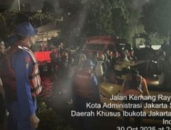 Banjir Jakarta 110 Cm: Polairud Kerahkan Tim SAR di Kampung Melayu