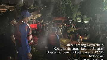 Banjir Jakarta 110 Cm: Polairud Kerahkan Tim SAR di Kampung Melayu