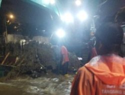 Tanggul Jebol di Tangerang Selatan Picu Banjir, Perumahan Pondok Kacang Prima Terendam