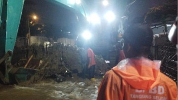 Tanggul Jebol di Tangerang Selatan Picu Banjir, Perumahan Pondok Kacang Prima Terendam