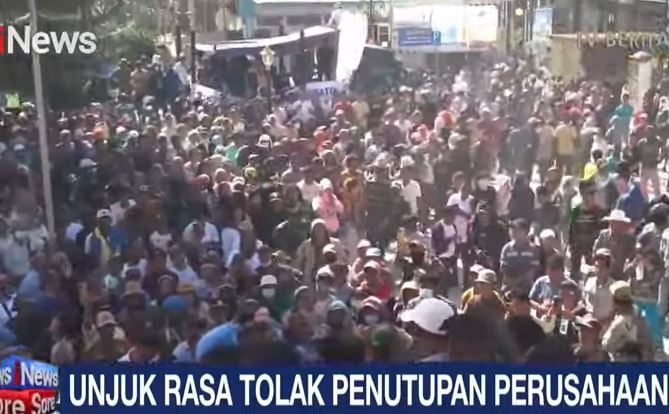 Demo Karyawan Toba PKL Tuntut Klarifikasi Pendeta Victor Tinambunan, Bupati Turun Tangan
