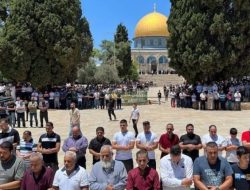 Puluhan Ribu Warga Palestina Hadiri Shalat Jumat di Al-Aqsha Meski Dibatasi Israel