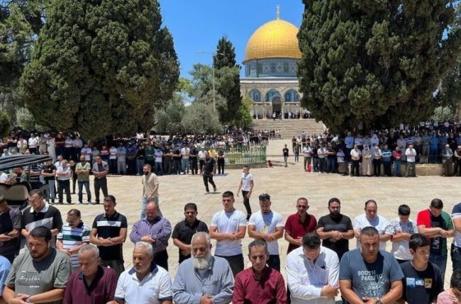 Puluhan Ribu Warga Palestina Hadiri Shalat Jumat di Al-Aqsha Meski Dibatasi Israel