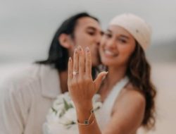 Sean Gelael Lamar Hana Malasan di Sumba, Cincin Ditaruh di Kelapa Muda