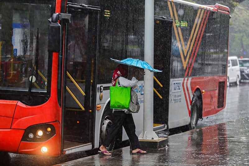 Prakiraan Cuaca Jakarta Hari Ini: Waspada Hujan Petir di Jaksel & Jakut