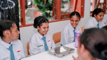 Merlin Marisan: Dari Buta Huruf di Papua Jadi Siswa Berprestasi Berkat Sekolah Gratis