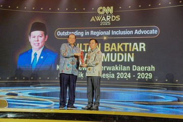 Sultan Bachtiar Najamudin Raih CNN Award 2025, Bukti Dedikasi untuk Inklusi Daerah
