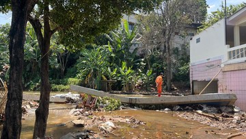 Tanggul Baswedan Jebol Lagi, Warga Pasar Minggu Terendam Banjir 40 Cm
