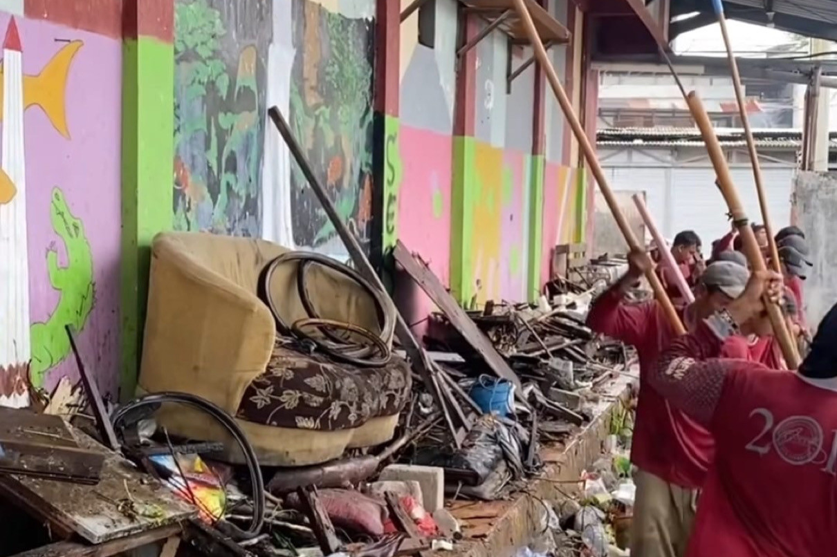 Kursi Buangan ke Sungai Rusak Pompa Air, Penyebab Banjir di Karang Menjangan Surabaya