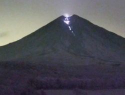 Gunung Semeru Erupsi 127 Kali, Status Waspada! Ini Rekomendasi Penting