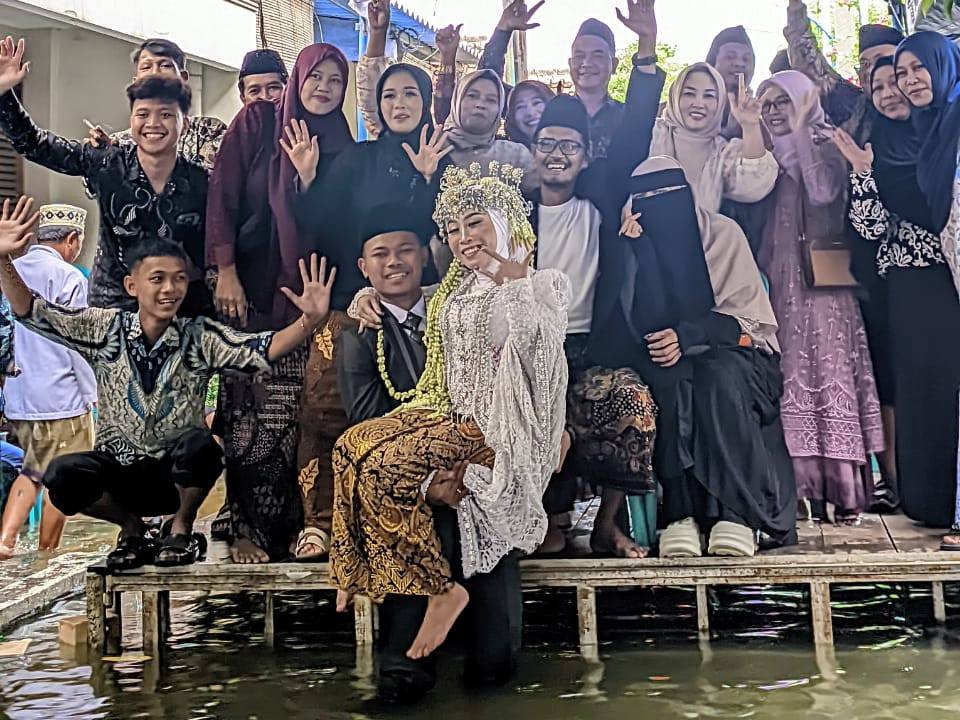 Pernikahan Banjir Semarang: Kisah Sandi & Salma Nikah di Genangan Air Setinggi Lutut