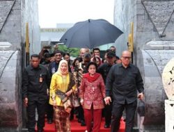 Megawati Ziarah ke Makam Bung Karno, Perkuat Semangat 70 Tahun KAA di Blitar