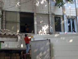 Polisi Geledah Ruko di Jakarta Utara Terkait Nampan MBG Berlogo SNI Palsu