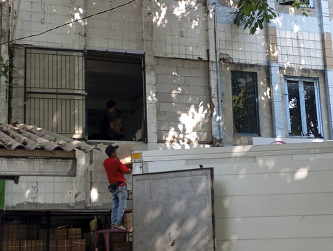 Polisi Geledah Ruko di Jakarta Utara Terkait Nampan MBG Berlogo SNI Palsu