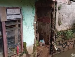 Tanggul Baswedan Jebol, Rumah Warga di Jati Padang Ambruk Diterjang Banjir