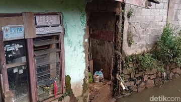 Tanggul Baswedan Jebol, Rumah Warga di Jati Padang Ambruk Diterjang Banjir