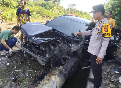 Kecelakaan Mengerikan! Mobil Veloz Ringsek Diterjang KA Batu Bara di Prabumulih