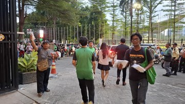 Kisah Sukses Pedagang Jas Hujan di Konser BLACKPINK: Raup Untung Berlimpah Saat Hujan