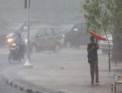 Waspada Banjir & Tanah Longsor! BMKG Prediksi Puncak Musim Hujan 2025-2026