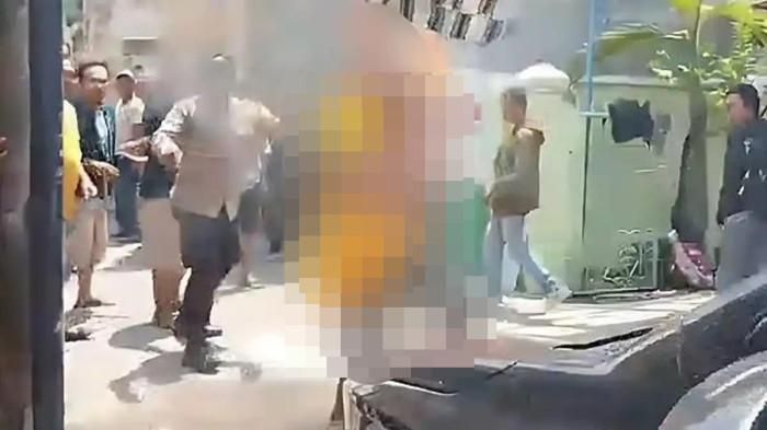 Polisi Bakar Tangan Pelaku Pakai Korek Api, Pencuri Motor di Surabaya Terbakar Hidup-Hidup