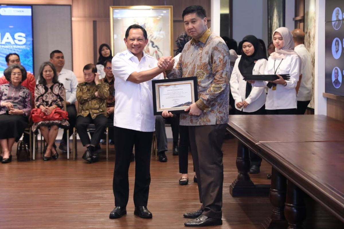 Mendagri Tito Karnavian Raih Penghargaan Outstanding di CNN Indonesia Awards 2025, Ini Prestasinya