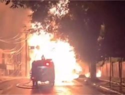 Kebakaran Hebat di Cianjur: Pos Polisi Hangus Didahului Truk Tangki BBM Terguling