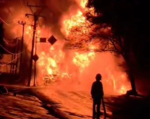 Truk Tangki Terguling di Cianjur Picu Kebakaran Hebat, Pos Polisi Ikut Hangus