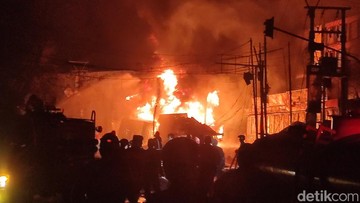 Kebakaran Hebat Truk Tangki BBM di Cianjur, Pos Polisi dan Ruko Hangus Dilalap Api