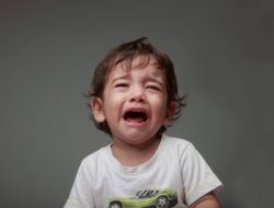 Anak 2,5 Tahun Tangan Terjepit Pintu di Puskesmas Cimanggis Berhasil Diselamatkan Damkar Depok