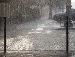 Puncak Musim Hujan 2025-2026: Prediksi BMKG, Daerah Siaga & Penyebab Hujan Ekstrem