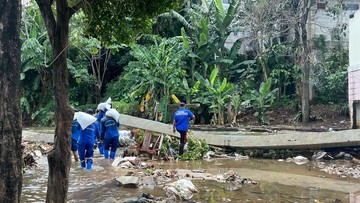 Tanggul Baswedan Jebol: 5 RT di Jati Padang Terendam Banjir 40 Cm, Ini Penyebabnya