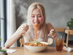 Viral! Rose BLACKPINK Makan Nasi Goreng di Jakarta, BLINK Prediksi Seblak di Day 2