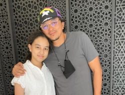 Engku Emran dan Putri Jemputan Kampus Pakai Outfit Kembar, Netizen: Nggak Sengaja!