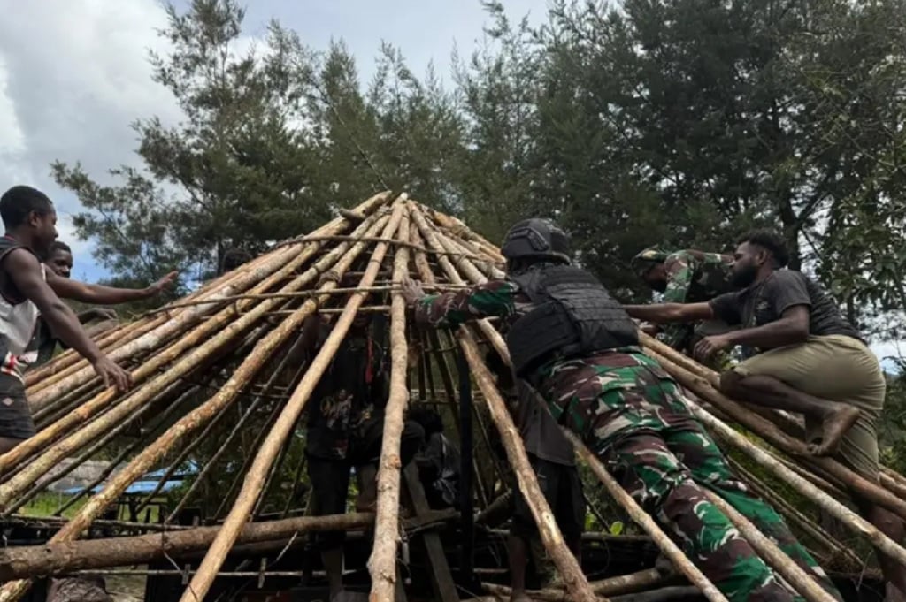 TNI Bantu Renovasi Rumah Adat Honai di Lanny Jaya, Penguatan Sinergi Budaya