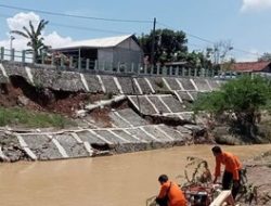 Banjir dan Longsor di Jonggol Landa 3 Kampung & 2 Ponpes, 1 Santri Luka-luka