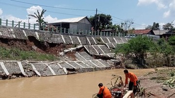 Banjir dan Longsor di Jonggol Landa 3 Kampung & 2 Ponpes, 1 Santri Luka-luka