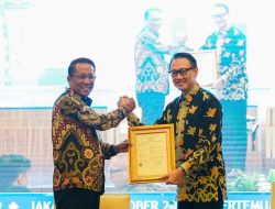 Hak Cipta Buku Memaknai Kedaulatan Indonesia Diserahkan ke Wamenlu Arif Havas