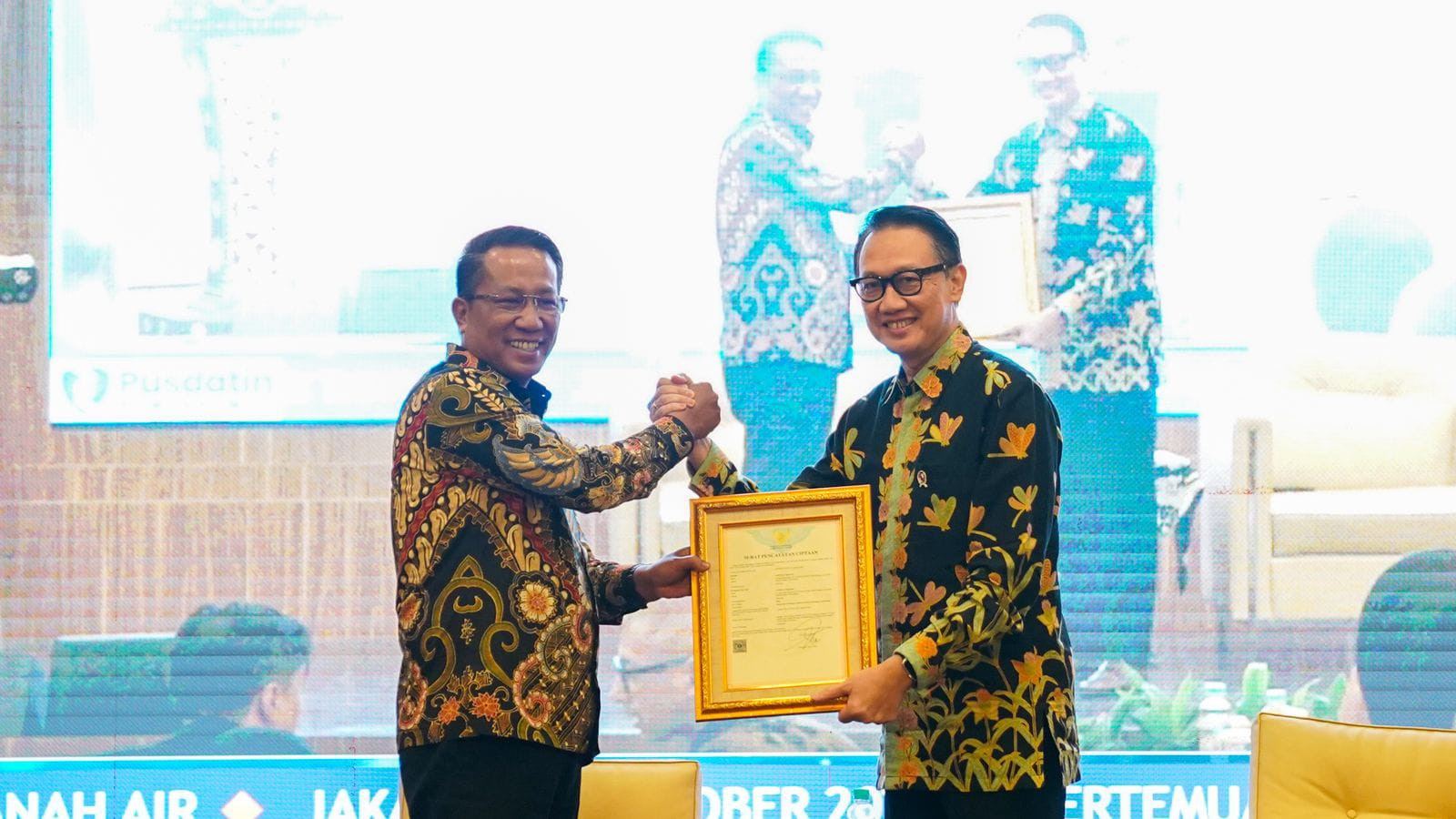 Hak Cipta Buku Memaknai Kedaulatan Indonesia Diserahkan ke Wamenlu Arif Havas