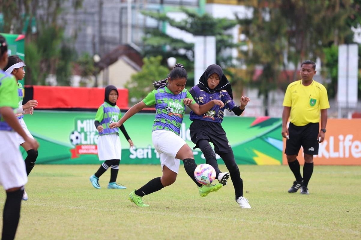 SD Kristen Manahan & Al Azhar Syifa Budi Juara MilkLife Soccer Challenge Solo 2025-2026