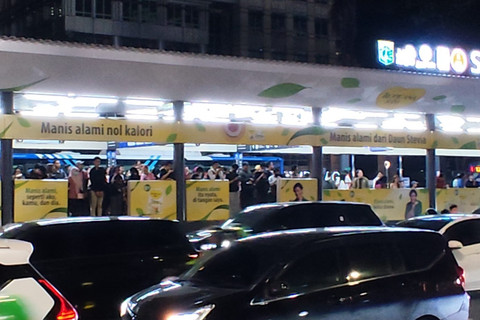 Kepadatan TransJakarta Usai Konser BLACKPINK di GBK, Penumpang Mengeluh Antre 30 Menit