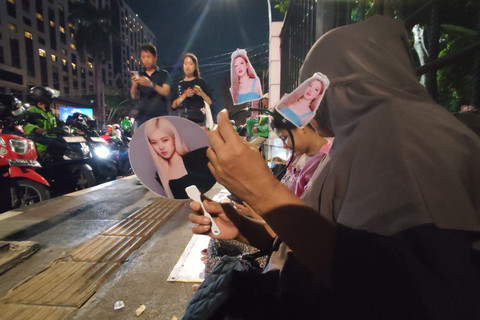 Reni Raup Untung Rp 500 Ribu Jualan Merchandise BLACKPINK di GBK, Begini Caranya