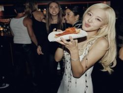 Rose BLACKPINK Makan Nasi Goreng di GBK, BLINK Indonesia Heboh!