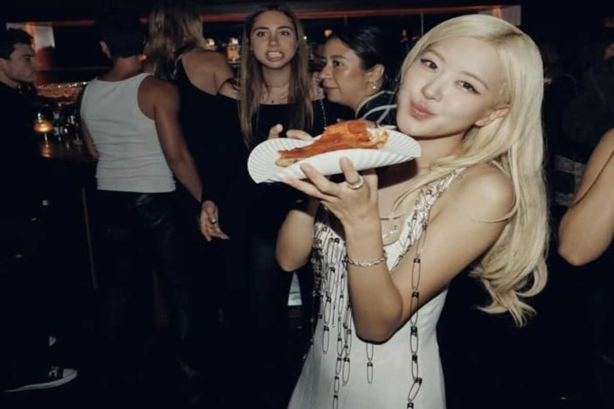 Rose BLACKPINK Makan Nasi Goreng di GBK, BLINK Indonesia Heboh!