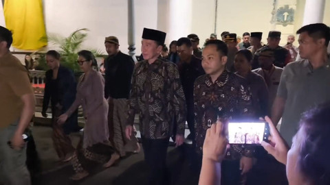 Presiden Jokowi Melayat Jenazah Pakubuwono XIII di Keraton Solo, Sampaikan Duka Cita