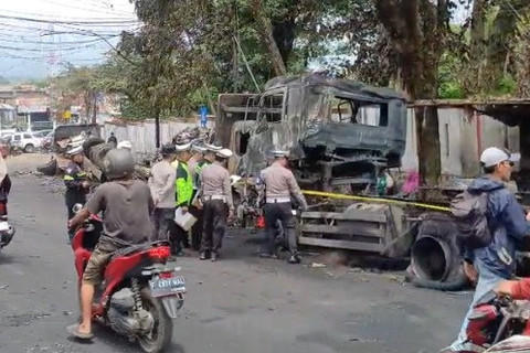 Truk Tangki BBM Terguling dan Terbakar di Cianjur, 2 Luka Bakar Serius