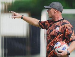 Persis Solo Kalah 1-2 dari Persebaya: Analisis Penyebab dan Pernyataan Pelatih Peter De Roo