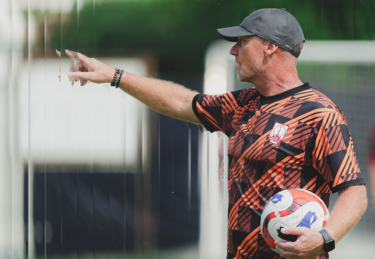 Persis Solo Kalah 1-2 dari Persebaya: Analisis Penyebab dan Pernyataan Pelatih Peter De Roo