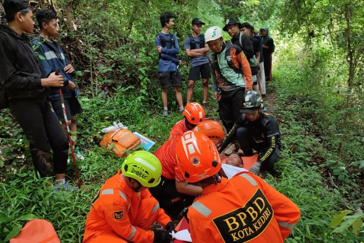 Remaja Terpeleset Saat Turun dari Bukit Klotok Kediri, Ini Kronologi Evakuasi BPBD